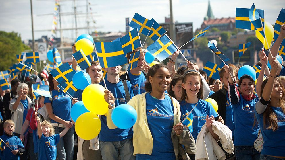 Svenskar i parad på nationaldagen