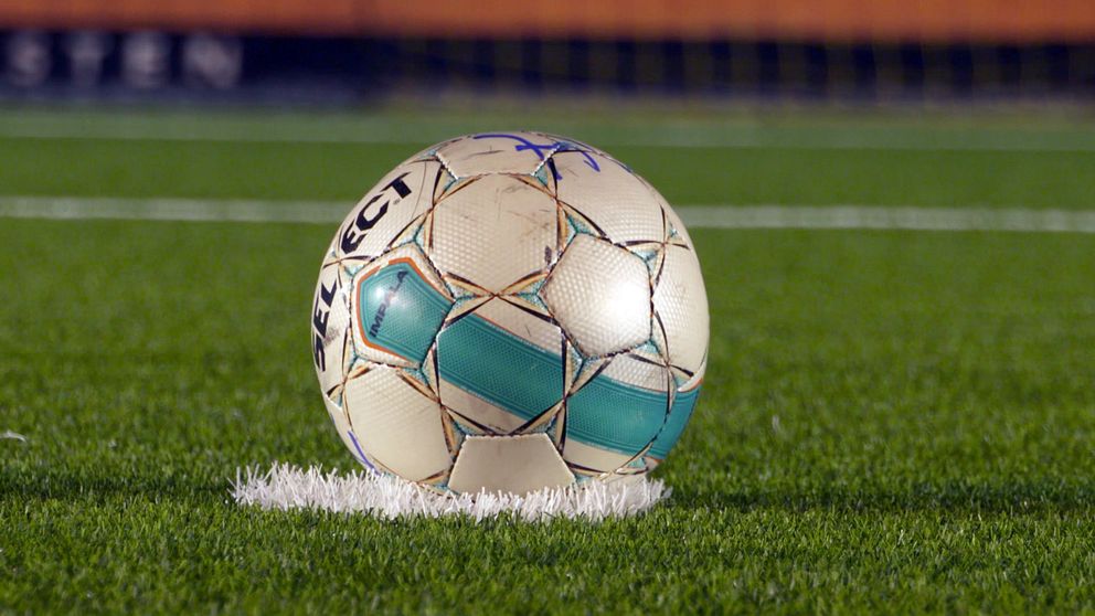 Bild på fotboll på en fotbollsplan