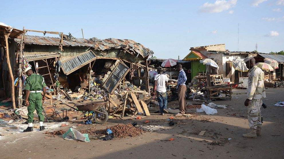 I juni förra året utfördes ett självmordsdåd på en marknad i Maiduguri i Nigeria. Här en bild från förödelsen efter attacken.