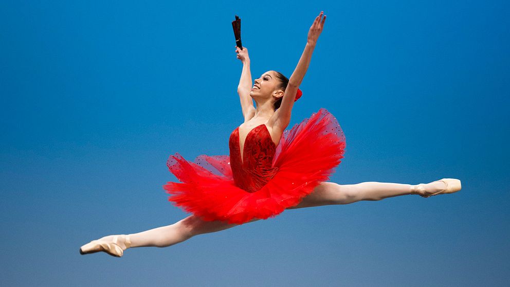 Italienska balletdansaren Silvia Simeone flyger fram under en föreställning i Schweiz 2016.