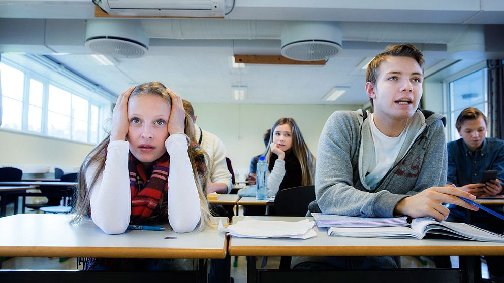 Gymnasieelever i ett klassrum.