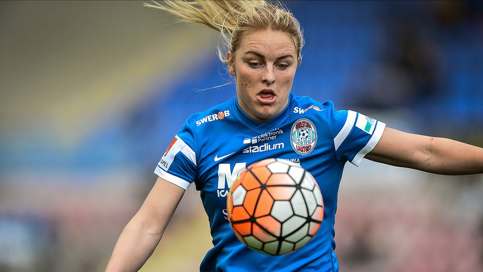 Eskilstunas Mimmi Larsson gjorde lagets båda mål i damallsvenskan mellan Eskilstuna och Djurgårdens på Tunavallen i Eskilstuna.