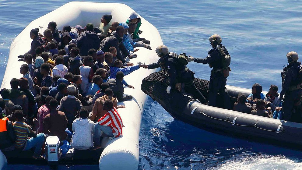 Nödställda migranter får hjälp av personal från tyska flottan. Arkivbild.