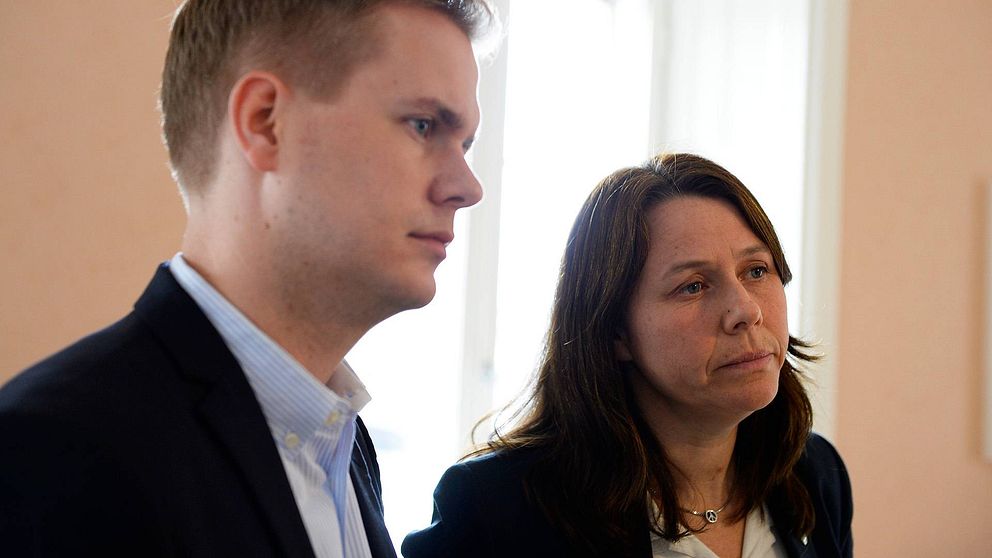 Miljöpartiets språkrör Åsa Romson och Gustav Fridolin möter media.