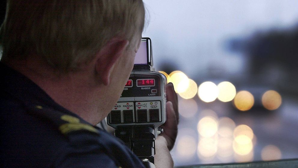 Polis utför hastighetskontroll.