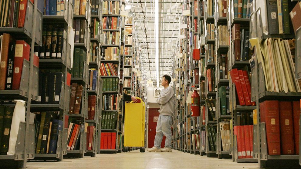 2,4 miljoner böcker förbereds för scanning till Googles bokprojekt, i University of Michigans bibliotek 2004.