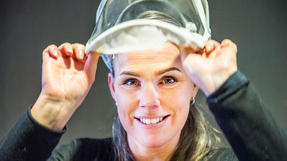 ”Jag älskar att bygga fransar. Men jag ångrar att jag dragit på mig astma”, säger fransstylisten Erica Carlsson, som måste använda en specialframtagen mask för att kunna jobba.