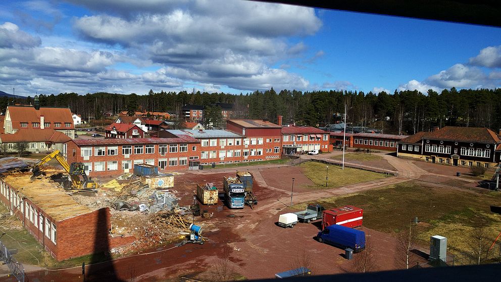 Rivning av skolan i Älvdalen.