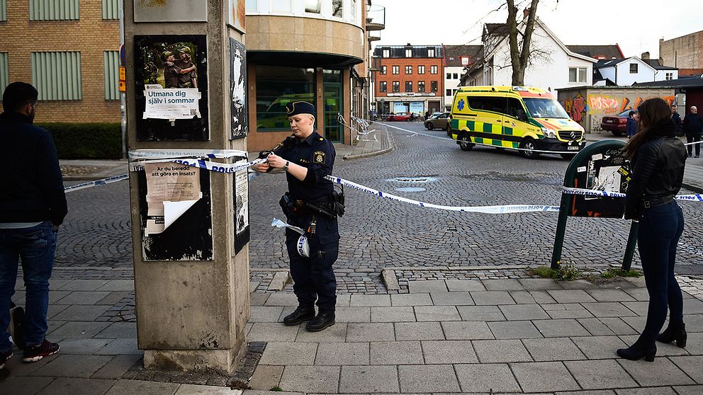 En kvinna i 40-årsåldern blev attackerad av en knivbeväpnad man i ett parkeringshus i centrala Lund. Kvinnan avled senare på sjukhus av sina skador.