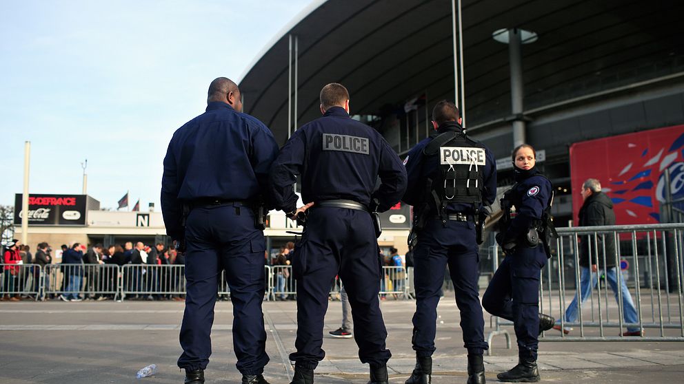 Polis bevakar Stade de France i Paris efter bombattackerna i november 2015.