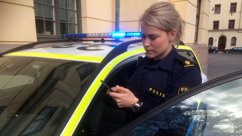10.000 poliser runt om i landet ska nu få mobiltelefoner med en inbyggd app som gör att det möjligt att på fältet gå in i olika register.