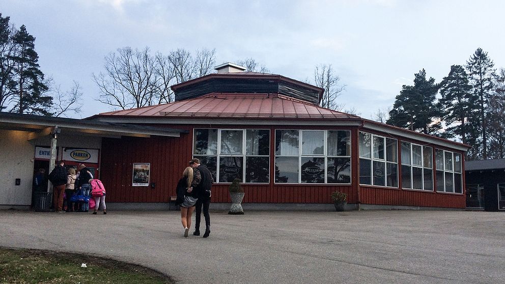 Människor på väg in på dans på Folkets park i Växjö.