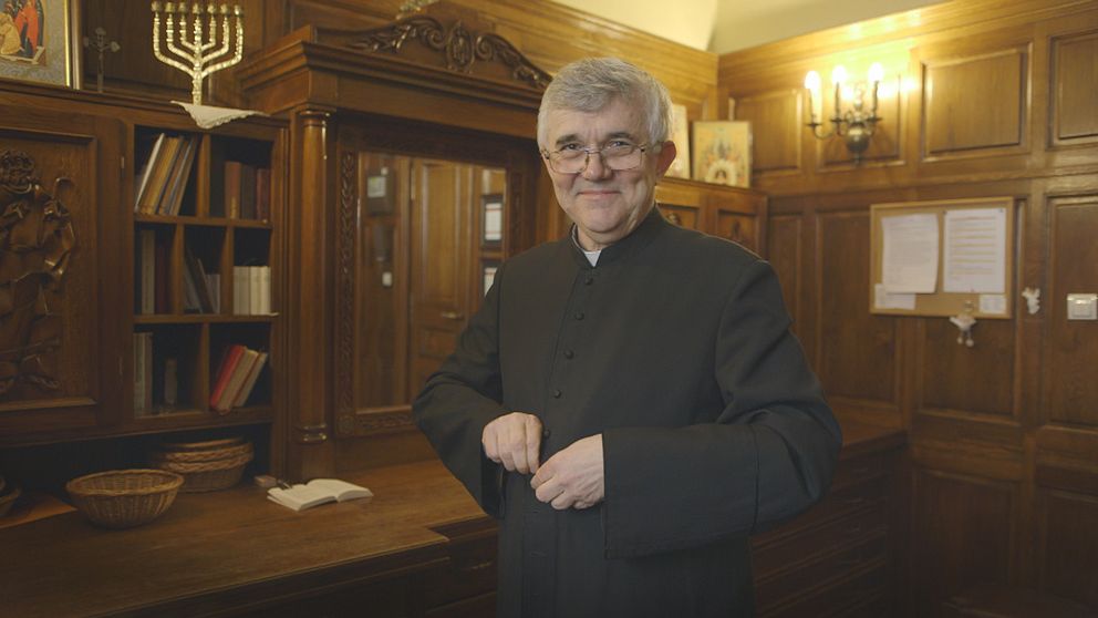 Katolska prästen Andrzej Luter som kämpar för att trossamfundet ska sluta att stöda regeringspartiet.