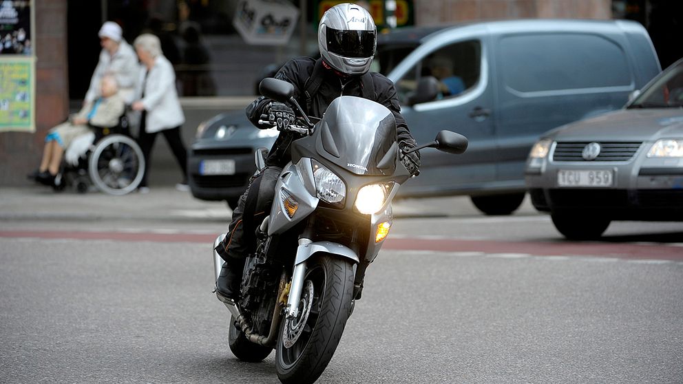 Motorcyklister och mopedister kan börja tvingas betala p-avgift. Idag hölls demonstrationer i Stockholm.