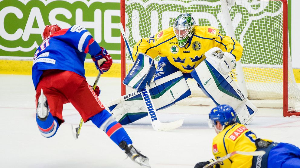 Rysslands Vadim Shipachev gör 0-2 bakom Sveriges målvakt Jacob Markström