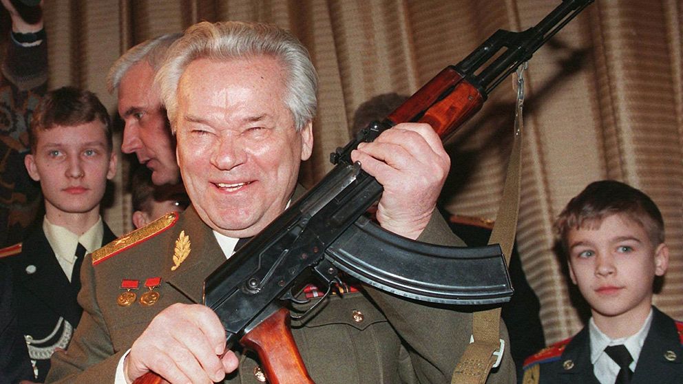 Mikhail T.Kalashnikov med sin skapelse AK47 under en ceremoni i Moskva, 1997.