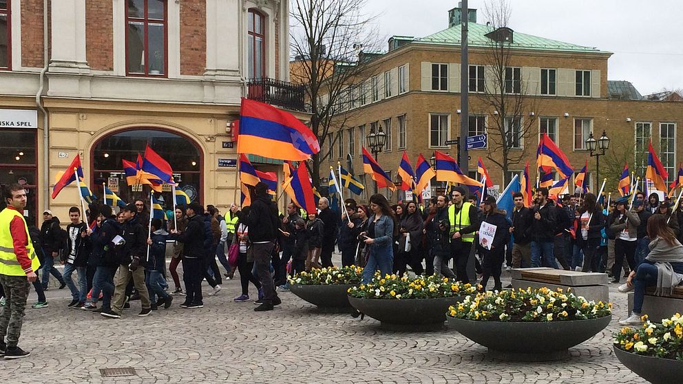 Armenier i tåg med flaggor.