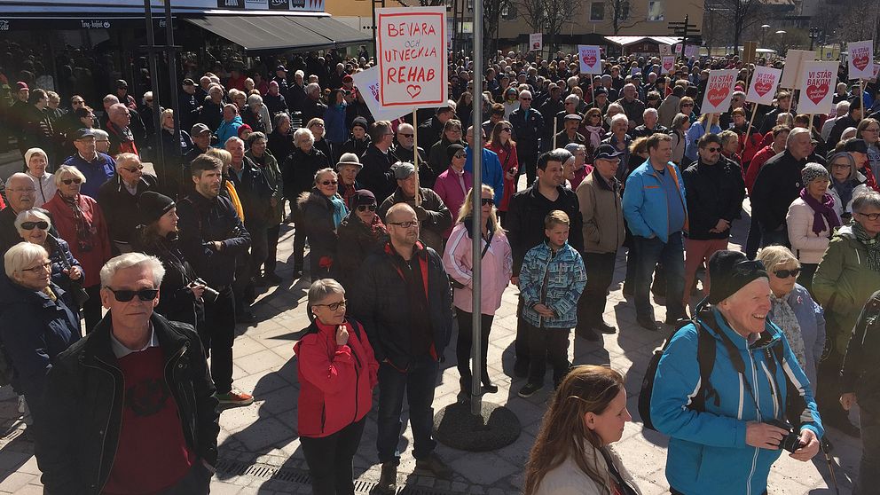 Människor på demonstration i Härnösand