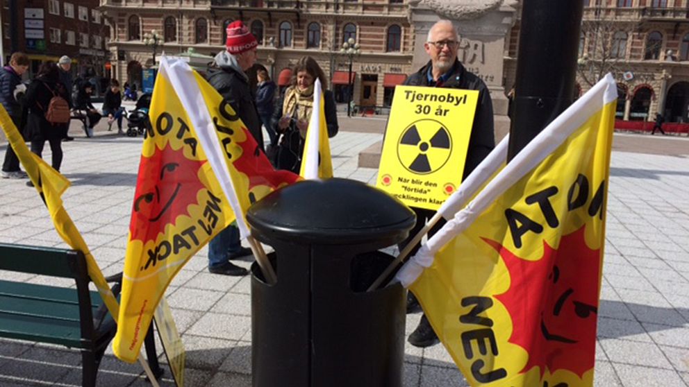 Folkkampanjen mot kärnkraft visade upp sig med flaggor och banderoller i Sundsvalls centrum.