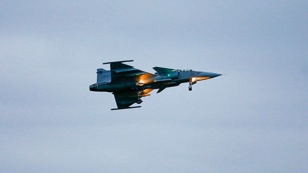 En Saab JAS 39B över Linköping City Airport under President Dilma Rousseffs besök på Saab i Linköping.