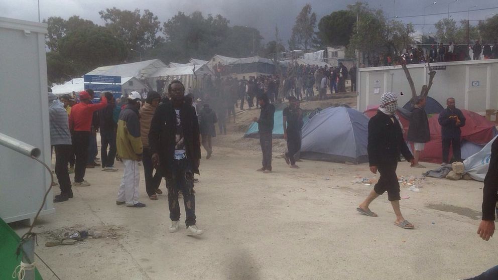 Enligt vittnen pågår ett upplopp i flyktinglägret Moria på Lesbos.