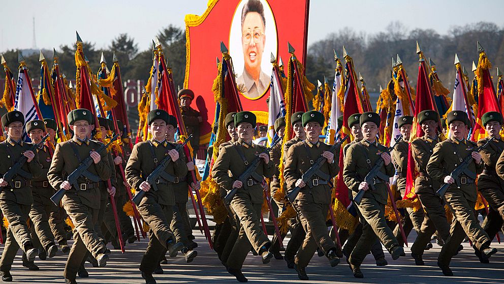 Nordkoreanska militärer marscherar genom Pyongyang.