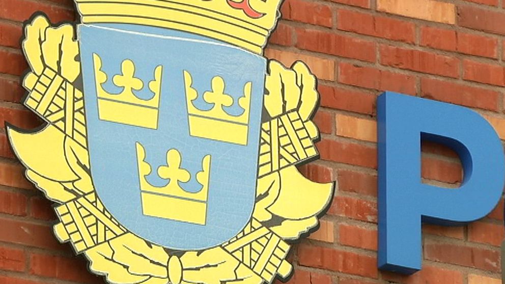 Flera nedlagda utredningar vid polisen i Värmland granskas nu av åklagare i Örebro efter att det framkommit att en av utredarna är förälder till en av de misstänkta.