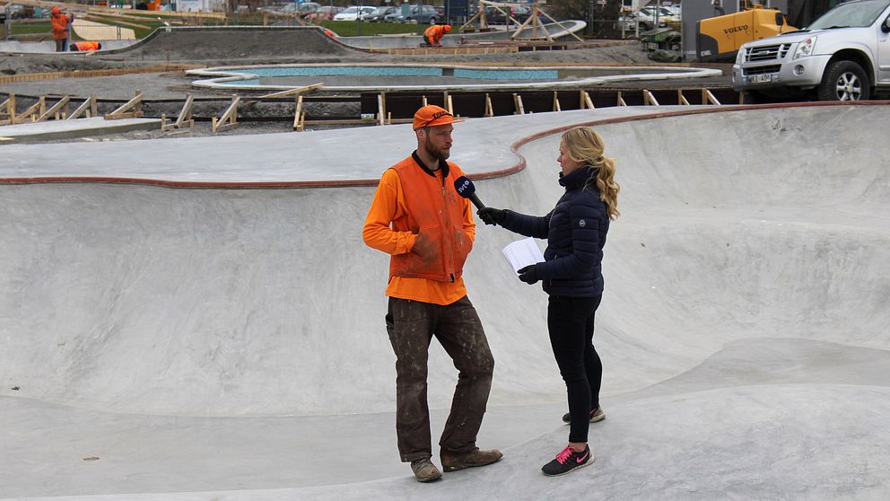 Stefan Jonsson, arbetsledare för skateparken, berättar om bygget för reporter Anna Lundh Liljegren.