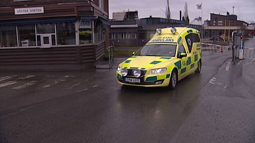 Ambulans lämnar SSAB i Luleå