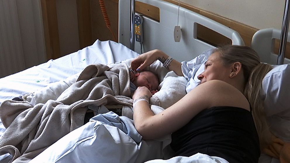 Louise Karlsson med sitt nyfödda barn