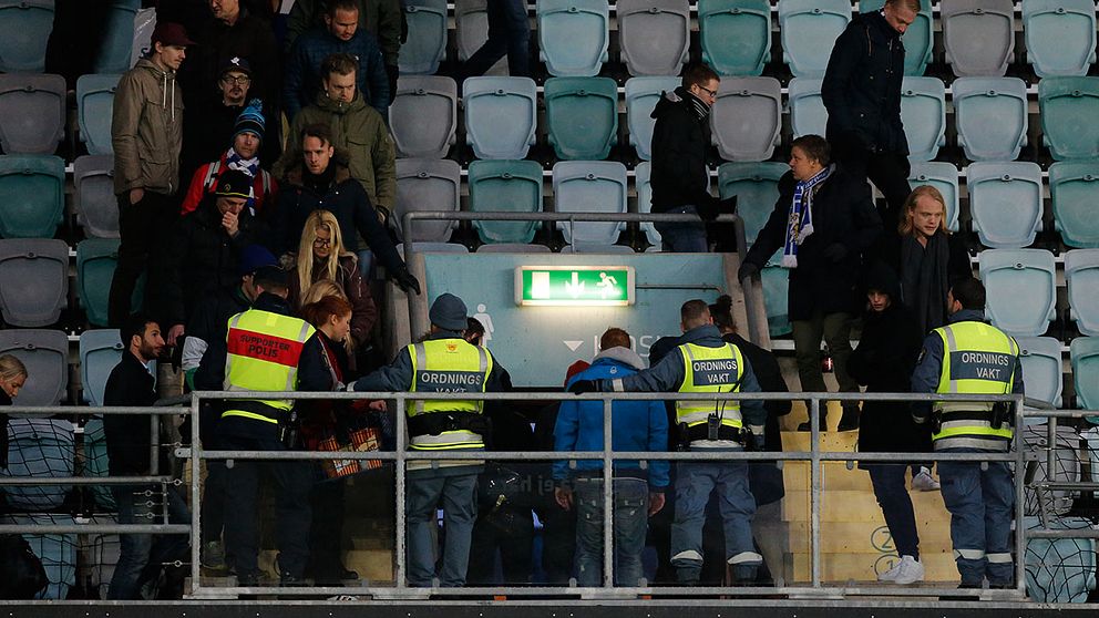 Matchen mellan IFK Göteborg och Malmö avbröts efter att ett knallskott kastats mot tidigare IFK-spelaren Tobias Sana och den assisterande domaren Mathias Klasenius.