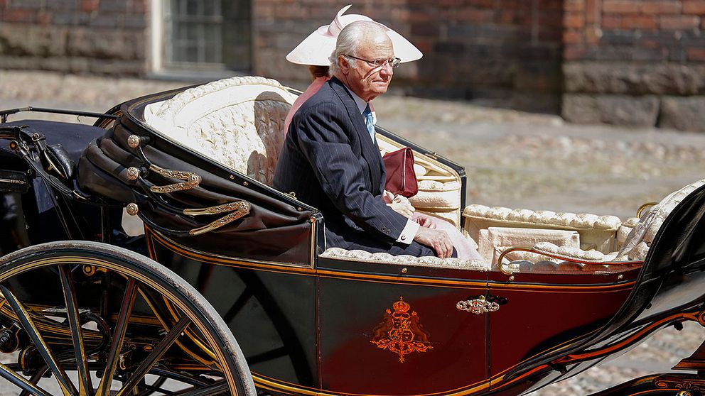 Kung Carl Gustaf och drottning Silvia åker kortege till Stadshuset för lunchen