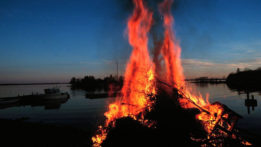 Lågor som sträcker sig mot skyn under Valborgsmässoafton.