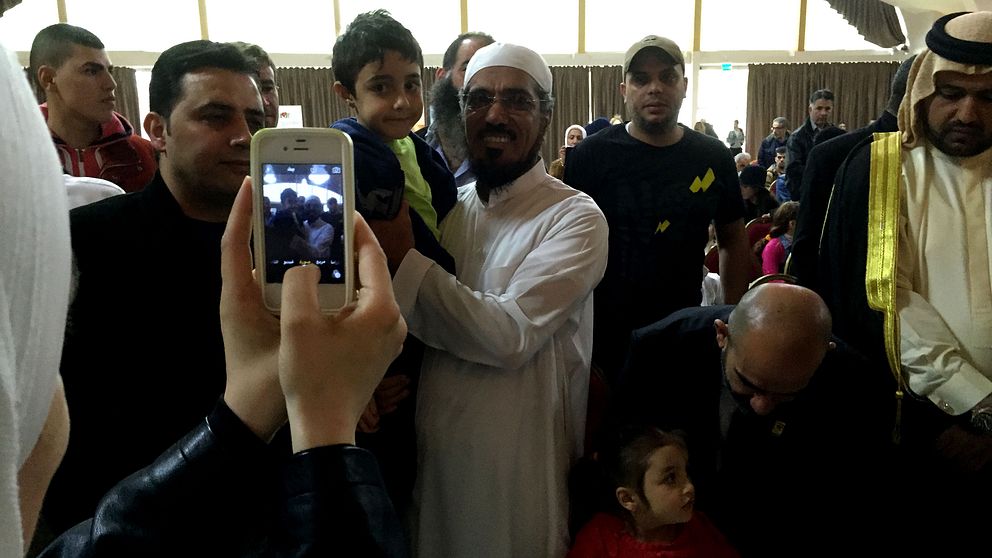 Imamen Salman al-Ouda fotograferas med publik på Amiralen i Malmö.