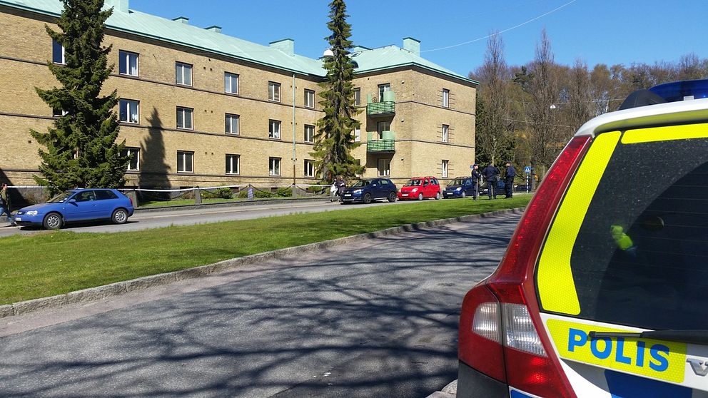 Poliser har spärrat av kring en fastighet på Högsbogatan.