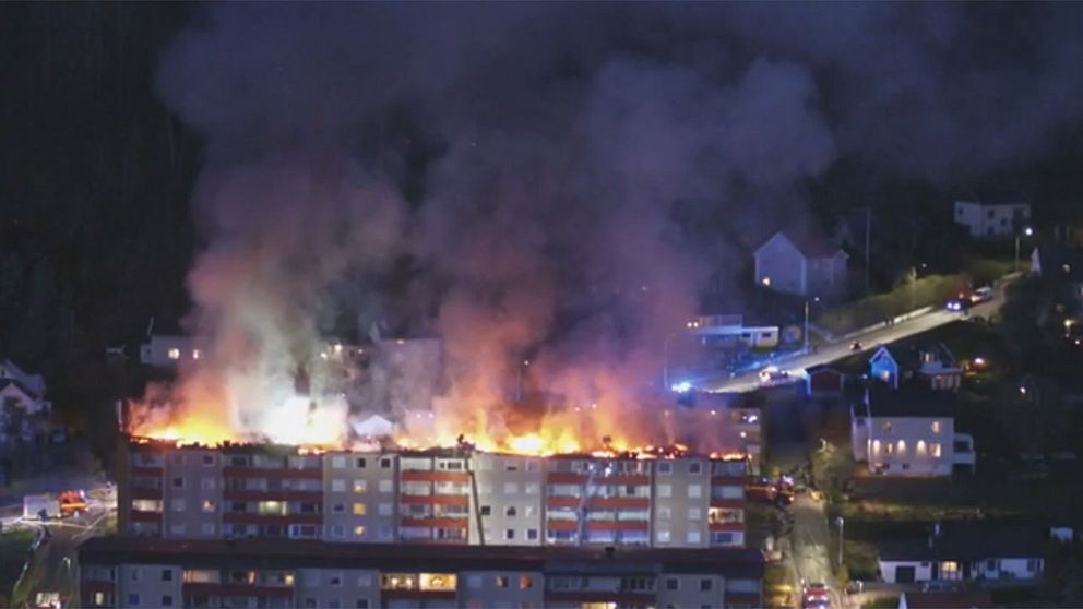 Minst fyra personer har skadats i Huskvarnabranden.