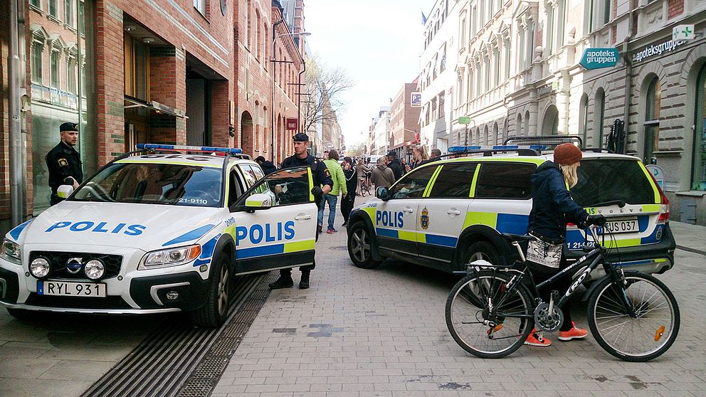 Två polisbilar vid Forumgallerian i Uppsala.