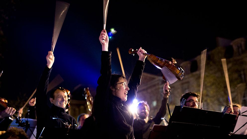 Musiker höjer sina instrument i luften vid en protest mot en ny kontroversiell lag som ska röstas igenom i Frankrikes parlament i dag.
