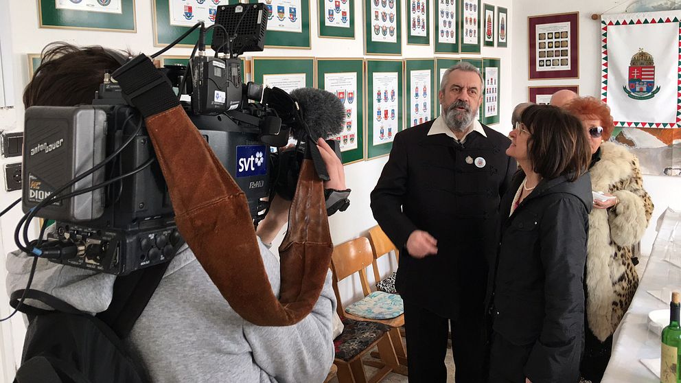 Byns skola pryds av Daniel Pecsis många verk i samband med välsignelsen av Maconkas nya flagga.