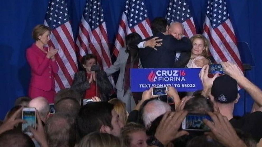 Ted Cruz råkar av misstag armbåga sin hustru, Heidi, i ansiktet.