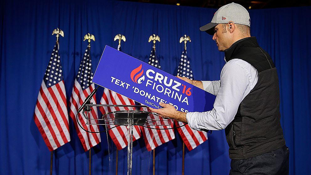 En kampanjskylt för Ted Cruz plockas ner sedan han tillkännagivit att han hoppar av som republikansk presidentkandidat.