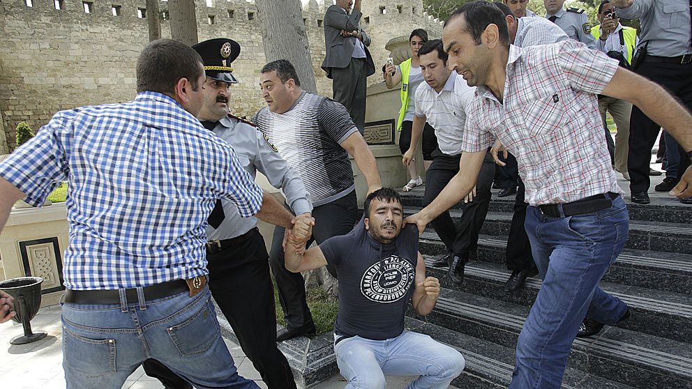 En demonstrant grips av civilkllädda azerisk poliser