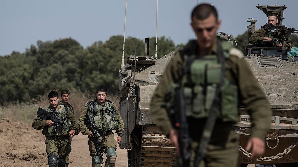 Israeliska soldater patrullerar vid gränsen mot Gazaremsan. Strider har för första gången på två år brutit ut mellan israeliska soldater och palestinier.