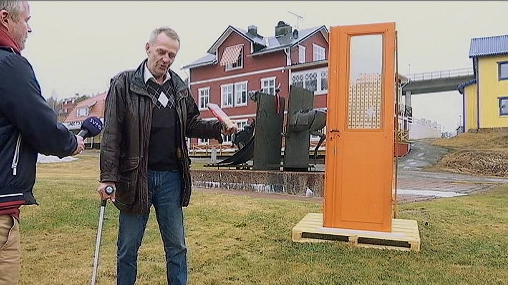 KG Wästerlund visar den genomskjutna dörren som vittnar om tragedin i Ådalen 1931.