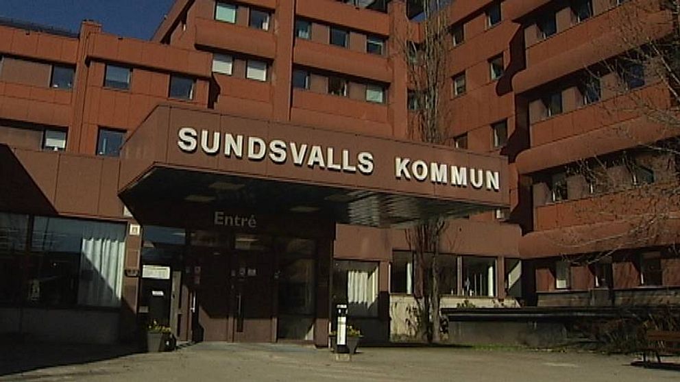Bild på entrén vid Sundsvalls kommunhus.