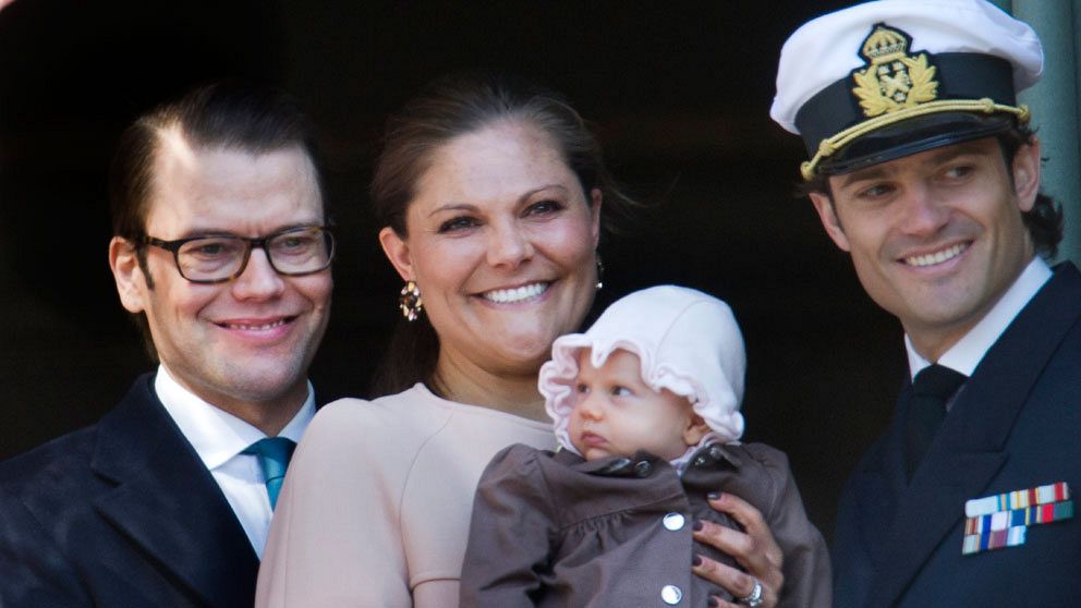 Prinsessan Estelle, hennes föräldrar och blivande fadder Carl Philip.