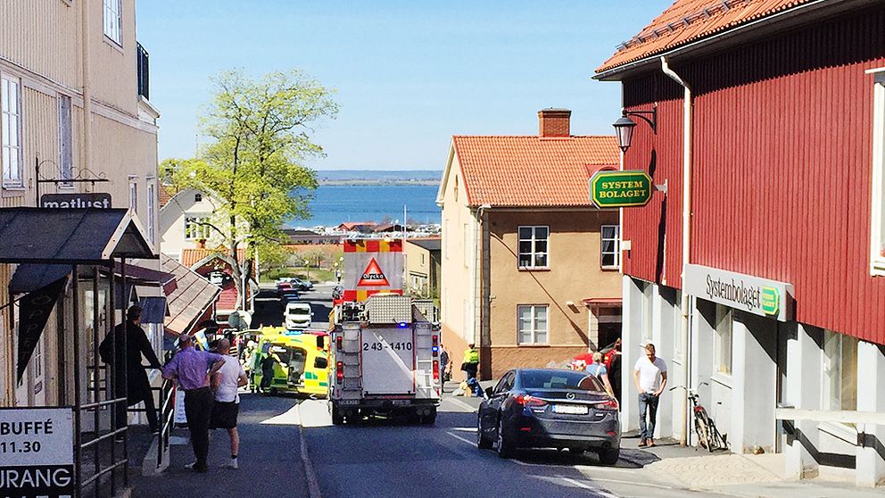Brandbil och ambulans utanför Systembolaget i Gränna.