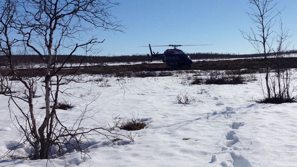 polishelikopter i räddningsaktion på fjäll vårvinter
