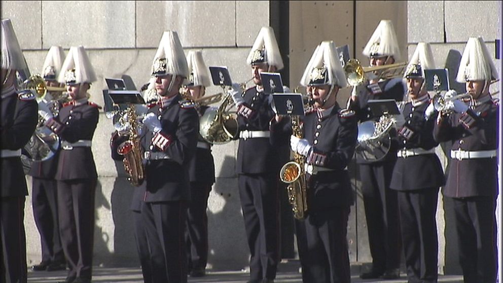 Arméns musikkår spelar under flaggceremonin