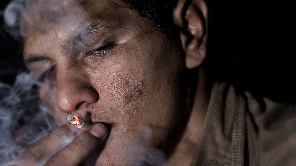 Saliin röker en joint när vi träffar honom. Han berättar om hur lätt det är att få tag i droger i  Pakistan, och hur han och hans bror brukar använda heroin.